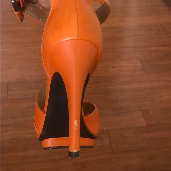 RED SAKS FIFTH AVE HEELS Size 6 - Picture 3 of 3